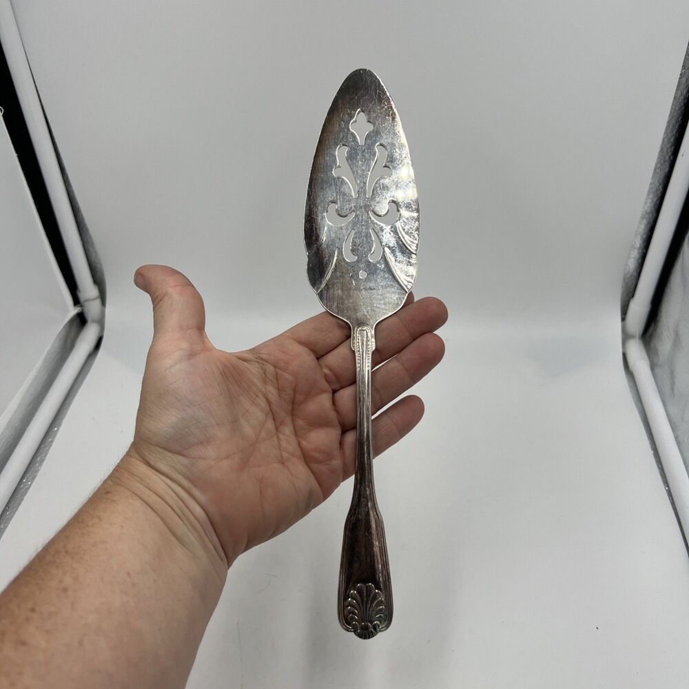 International Silver-plate Korea Pie Cake Server Royal Shell / Shell Tip
